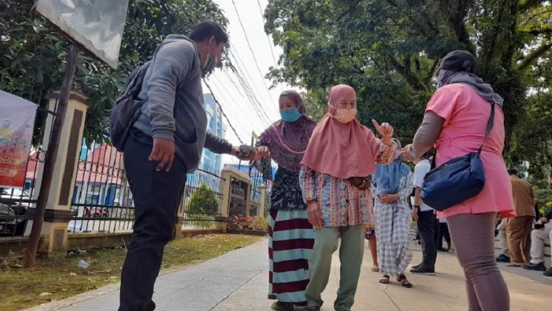 title Beli Minyak Goreng di Tempat Ini Bak Pemilu, usai Dapat Wajib Celupkan Jari ke Tinta Beli Minyak Goreng di Tempat Ini Bak Pemilu, usai Dapat Wajib Celupkan Jari ke Tinta
