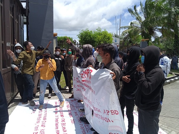 Perda APBD Kaltim Tahun 2022 Dianggap Cacat Hukum, Mahasiswa Demo DPRD