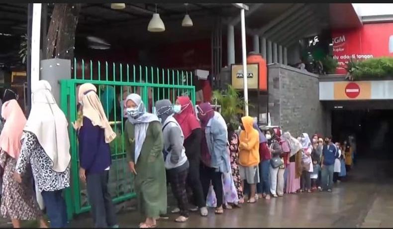 Ratusan Ibu-ibu di Cilacap Serbu Swalayan demi Dapatkan 2 Liter Minyak Goreng