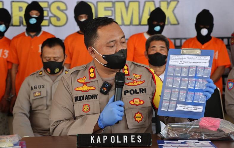 title Polisi Tangkap 5 Pengedar Sabu di Kota Wali, Barang Haram Dipasok dari Semarang Polisi Tangkap 5 Pengedar Sabu di Kota Wali, Barang Haram Dipasok dari Semarang