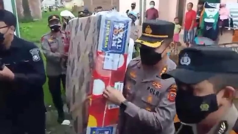 Abah Uwon yang Viral di Medsos Dapat Kasur dan Sembako dari Kapolresta Bandung