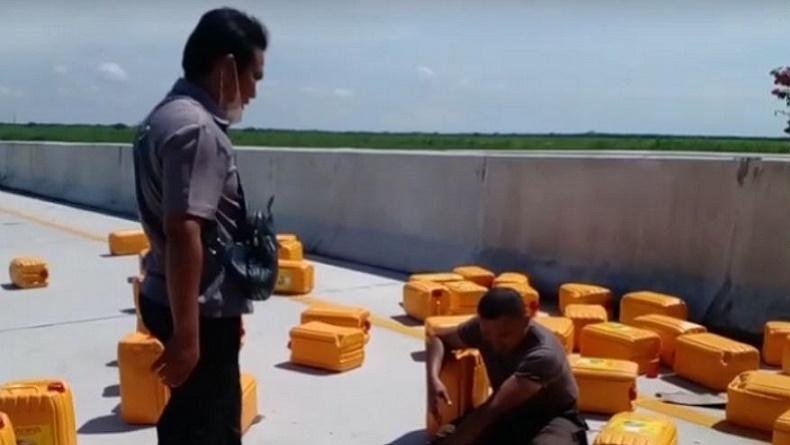 title Truk Terbalik di Tol Medan-Stabat, Bawa Muatan Puluhan Jeriken Minyak Goreng Truk Terbalik di Tol Medan-Stabat, Bawa Muatan Puluhan Jeriken Minyak Goreng