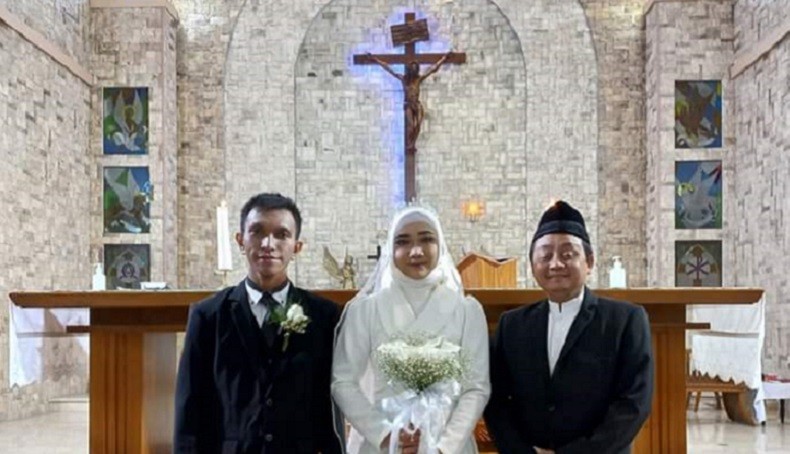 Viral Pernikahan Beda Agama, Pengantin Perempuan Berhijab Nikah dengan Pria Katolik