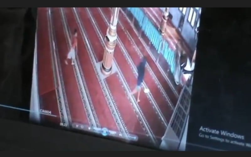 Miris, 2 Anak Kecil di OKU Congkel Kotak Amal Masjid 