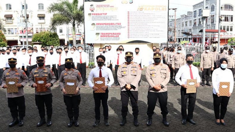 Kapolresta Manado Kombes Pol Julianto Sirait Berikan Penghargaan kepada 39 Personel Berprestasi    