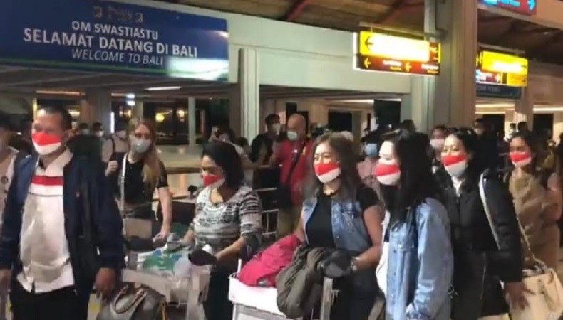 Keluarga Sambut Haru Kedatangan 26 PMI asal Bali yang Dievakuasi dari Ukraina