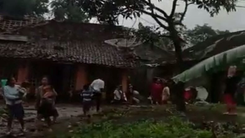title Disapu Puting Beliung, Puluhan Rumah di Semarang Rusak Disapu Puting Beliung, Puluhan Rumah di Semarang Rusak