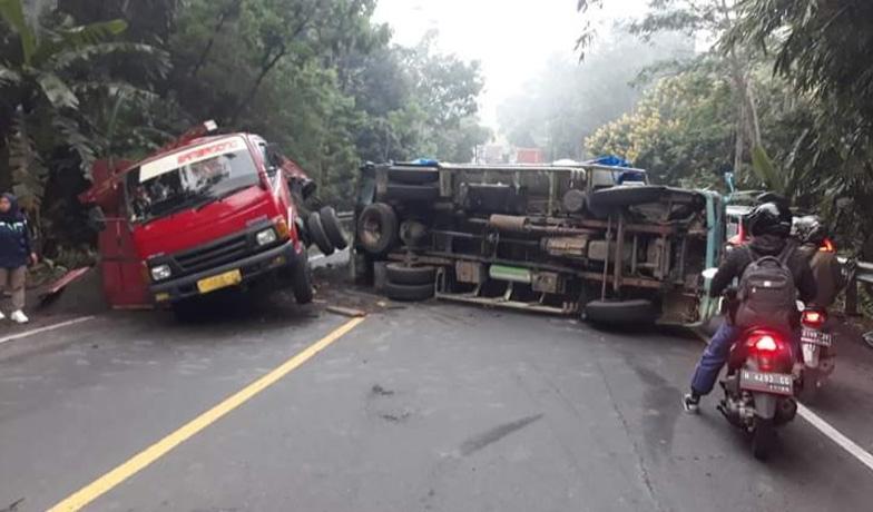  Truk Muatan Pasir Tabrak Dump Truk di Jalan Raya Semarang-Jogja, Arus Lalin Tersendat