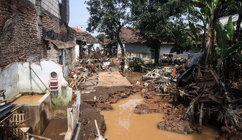 Banjir Bandang Terjang Pasuruan, Jembatan Gantung Hancur - Bagian 2