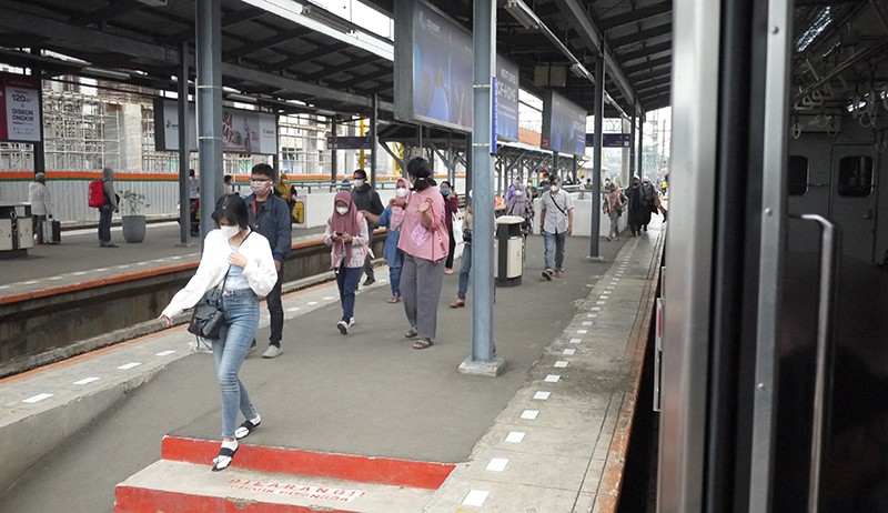 Penumpang KRL Jabodetabek Diperbolehkan Duduk Tanpa Jarak - Bagian 3