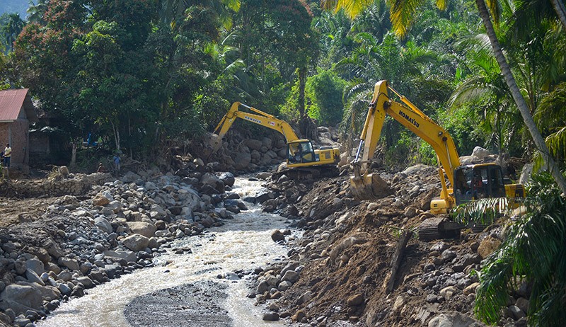 Aliran Sungai Batang Nango Pasaman Barat Tertutup Material Longsor - Bagian 1