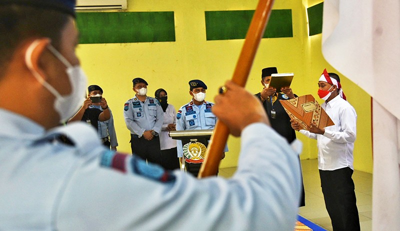 Momen Narapidana Terorisme Mencium Bendera Merah Putih - Bagian 3
