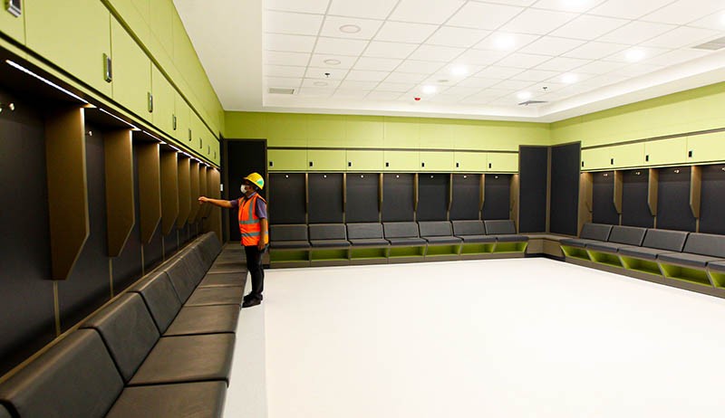 Penampakan Fasilitas JIS dari Ruang Ganti Mewah - Lapangan Pemanasan Indoor - Bagian 5