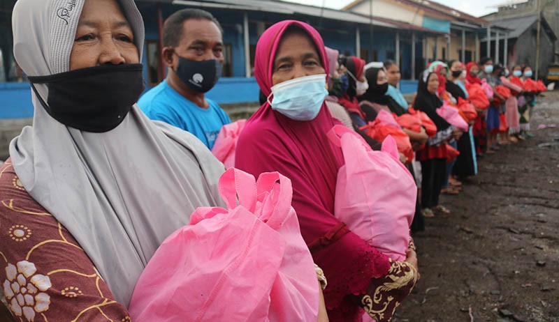 Partai Perindo Bagi-Bagi Sembako untuk Warga Pesisir Jakarta Utara - Bagian 2