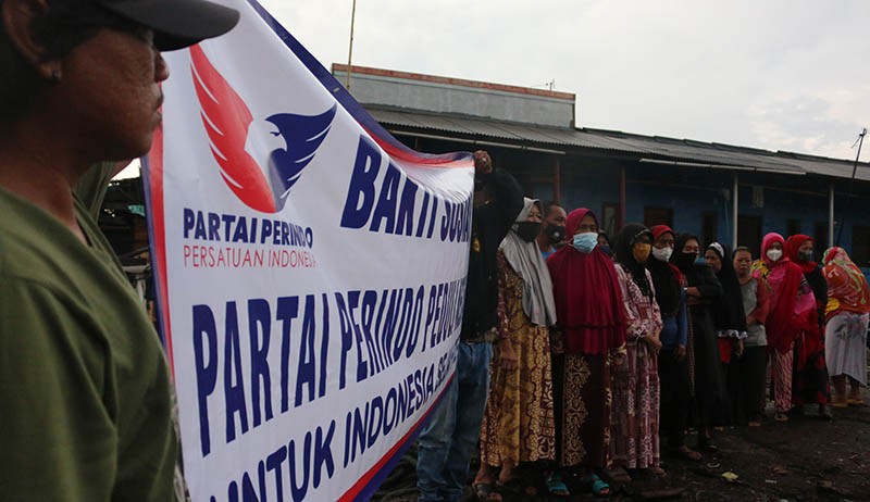 Partai Perindo Bagi-Bagi Sembako untuk Warga Pesisir Jakarta Utara - Bagian 3