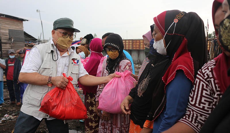 Partai Perindo Bagi-Bagi Sembako untuk Warga Pesisir Jakarta Utara - Bagian 1