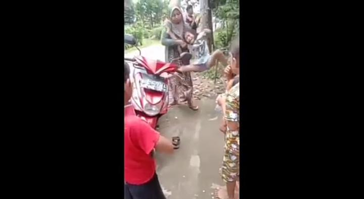 Diduga Dituduh Curi Uang, Bocah 11 Tahun Dibanting Tetangganya di Jalan
