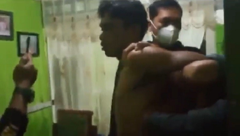 title Buronan Curat Ditangkap di Rumah, Orang Tua Menangis: Jangan Dipukul, Pak! Buronan Curat Ditangkap di Rumah, Orang Tua Menangis: Jangan Dipukul, Pak!