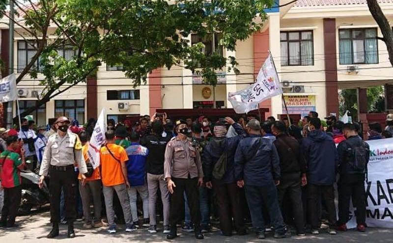 Buruh Gugat Gubernur Jateng ke PTUN terkait Penetapan Upah Minimum 2022