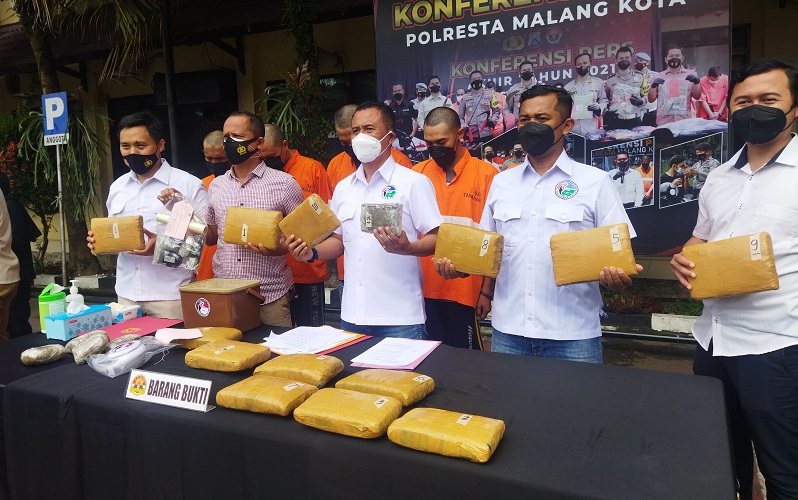 title Polresta Malang Gagalkan Peredaran Ganja 11.2 Kg dari Ladang Tebu  Polresta Malang Gagalkan Peredaran Ganja 11.2 Kg dari Ladang Tebu