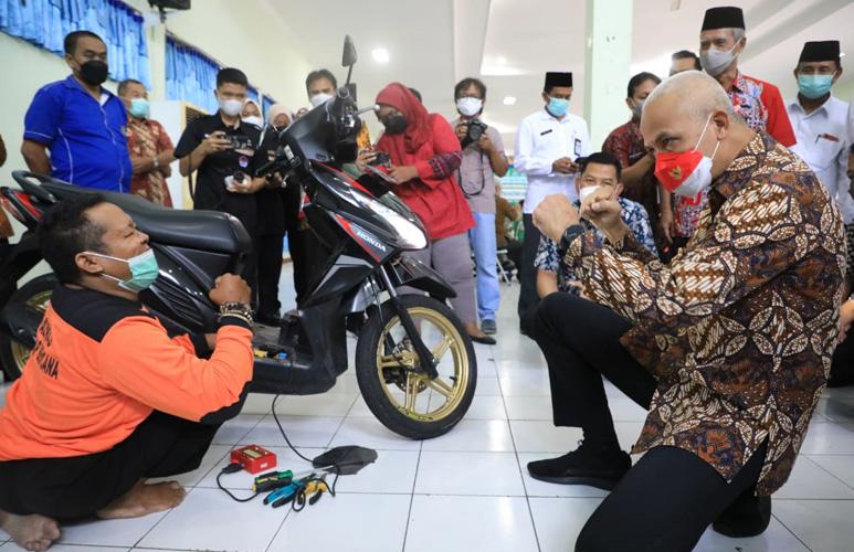 Ganjar Apresiasi SMKN Jateng Gandeng Baznas Latih Skill Penyandang Disabilitas