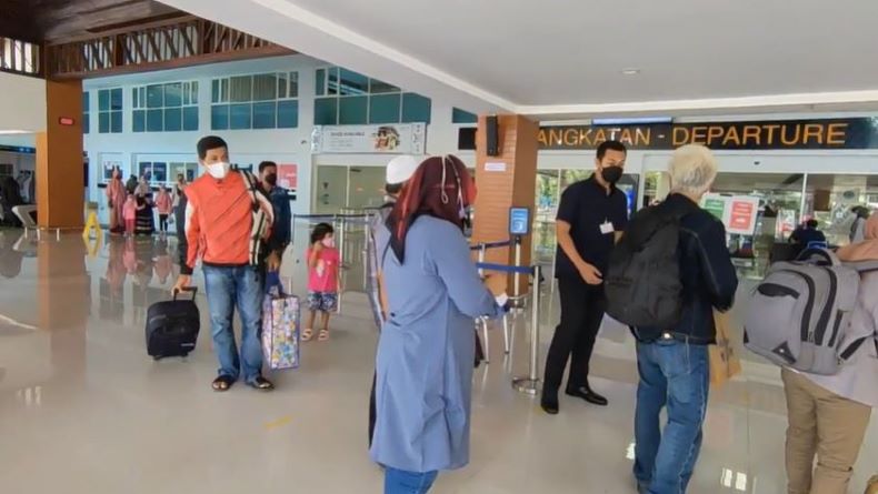 title Lonjakan Penumpang di Bandara Adi Soemarmo saat Mudik Lebaran Mulai Terasa Lonjakan Penumpang di Bandara Adi Soemarmo saat Mudik Lebaran Mulai Terasa