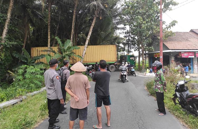 Andalkan Google Maps, Truk Kontainer Terjebak di Jalan Kampung