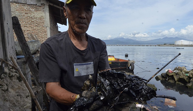 Pesisir Pantai Panjang Selatan Lampung Tercemar Tumpahan Oli Limbah B3 - Bagian 2