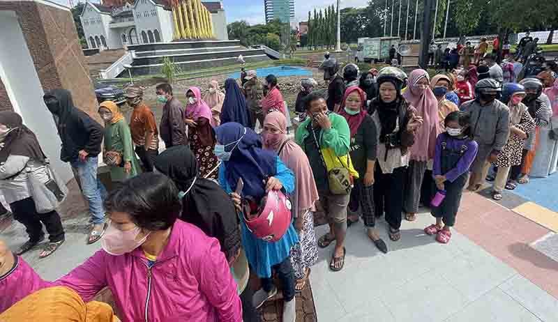 Potret Warga Makassar Rela Antre Panjang demi Minyak Goreng - Bagian 3