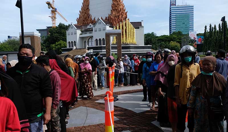 Potret Warga Makassar Rela Antre Panjang demi Minyak Goreng - Bagian 1