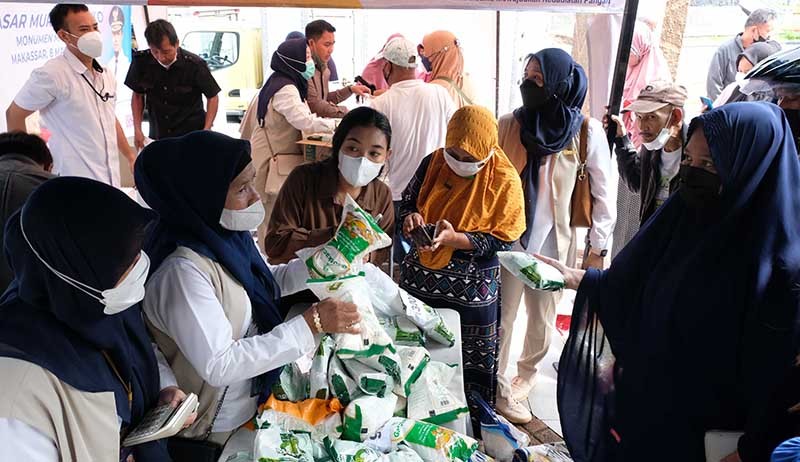 Potret Warga Makassar Rela Antre Panjang demi Minyak Goreng - Bagian 4