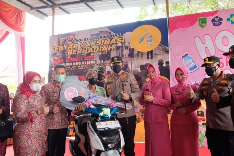 Semangati Warga Rohil Divaksin, Kapolda Riau Berikan Hadiah Sembako hingga Motor