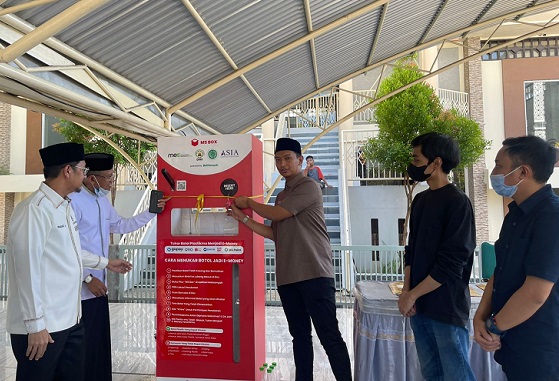 Pertama di Indonesia, ATM Sampah Terparkir di Masjid Kota Makassar