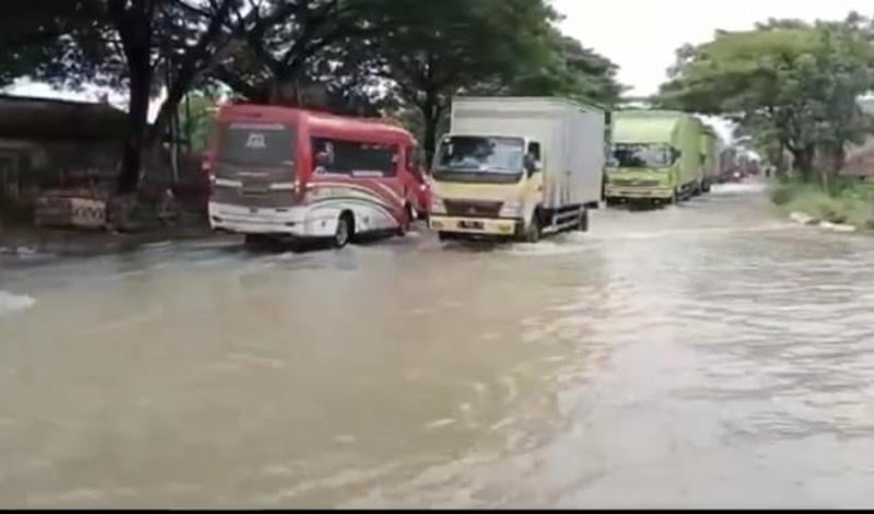 Jalur Pantura Surabaya-Semarang di Pati Terendam Banjir, Arus Lalu Lintas Tersendat