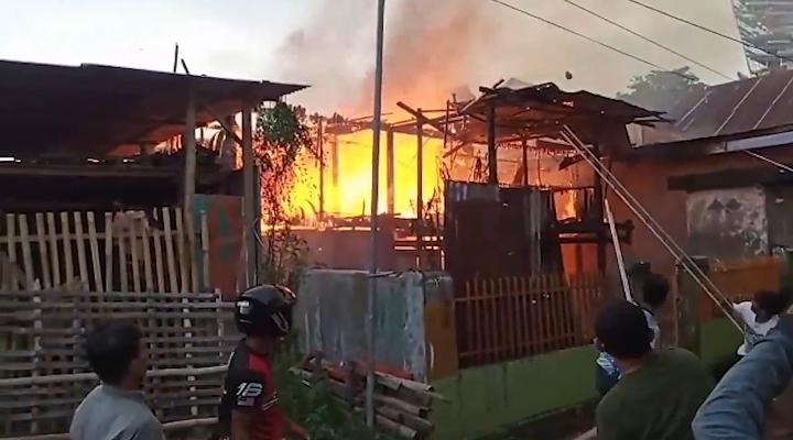 Diduga Korsleting Listrik, Satu Rumah Panggung di Makassar Dilalap Api