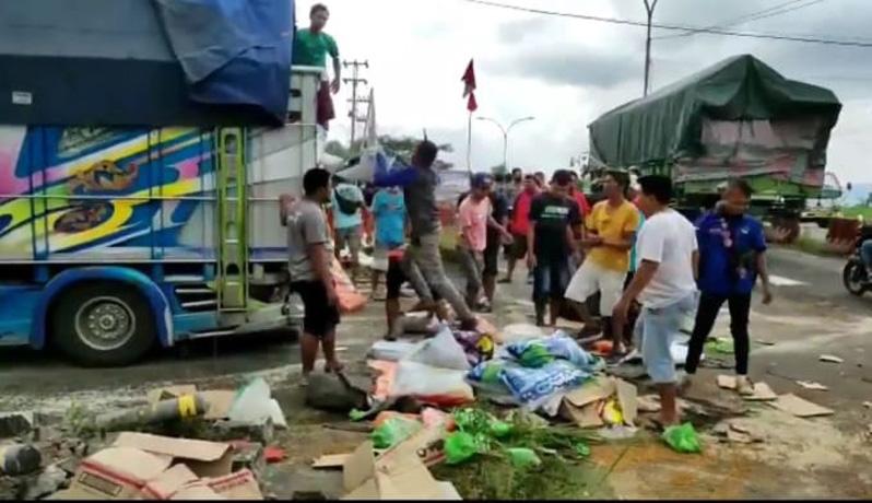 title Truk Muatan Pakan Ternak Terguling Timpa Pikap di Jalur Lintas Salatiga, Kernet Luka Parah Truk Muatan Pakan Ternak Terguling Timpa Pikap di Jalur Lintas Salatiga, Kernet Luka Parah