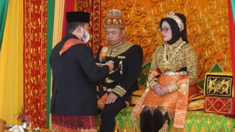 Potret KSAD Dudung dan Istri Kenakan Pakaian Adat Aceh, Terima Gelar Kehormatan Adat