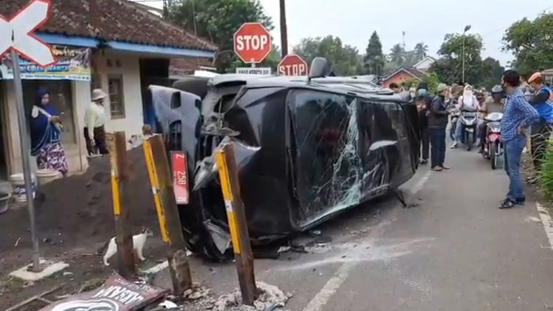 Mobil Disdik Tasikmalaya Tertabrak Kereta di Manonjaya, Sopir Luka Parah