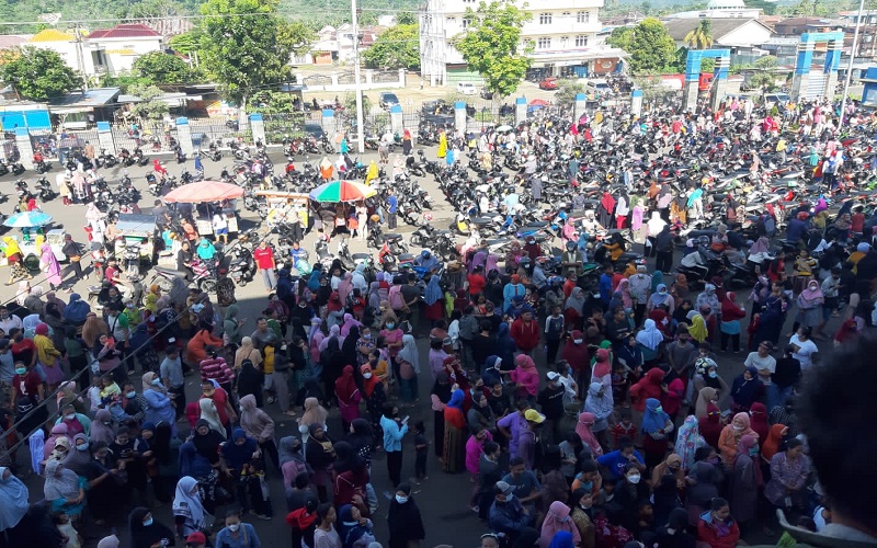 title Ribuan Perempuan Kecewa, Operasi Pasar Minyak Goreng Batal karena Alasan Keamanan Ribuan Perempuan Kecewa, Operasi Pasar Minyak Goreng Batal karena Alasan Keamanan