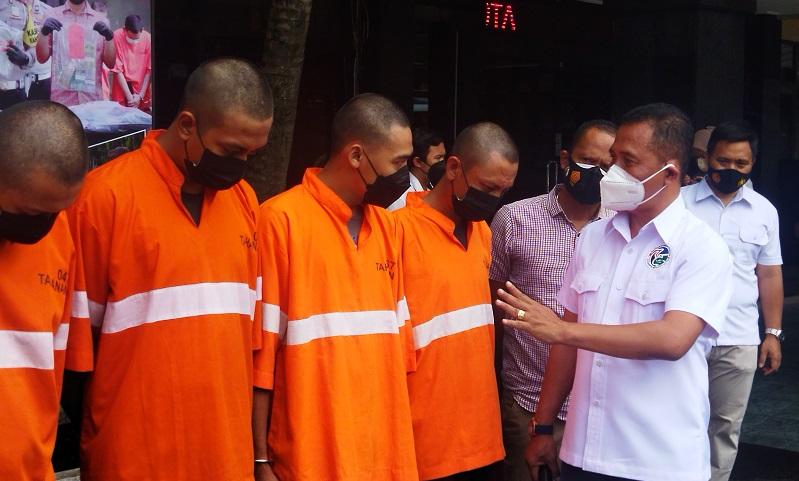 title Polresta Malang Bongkar Pengiriman 10 Kg Ganja Kering asal Solo, 4 Pelaku Ditangkap Polresta Malang Bongkar Pengiriman 10 Kg Ganja Kering asal Solo, 4 Pelaku Ditangkap