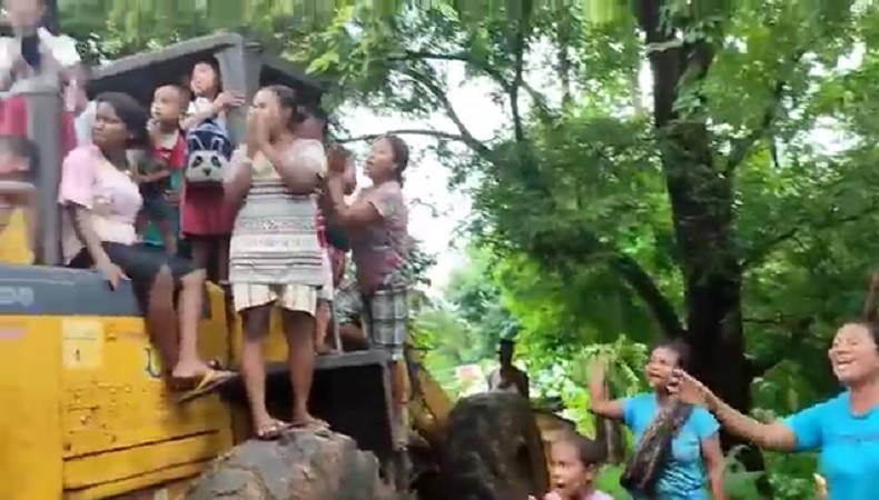 Aksi Emak-Emak di Sikka Sandera Alat Berat, Protes Jalan Rusak Tak Diperbaiki