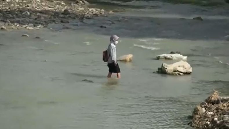 Jembatan Putus Diterjang Banjir, Warga di Brebes Susah Payah Seberangi Sungai