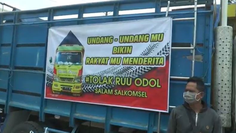 Protes Sanksi ODOL, Puluhan Sopir Truk di Grobogan Gelar Aksi Mogok 
