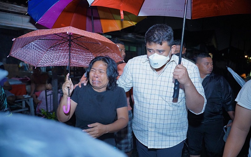 title Dini Hari, Bobby Nasution Cek Langsung Banjir usai Terima Aduan di Medsos Dini Hari, Bobby Nasution Cek Langsung Banjir usai Terima Aduan di Medsos