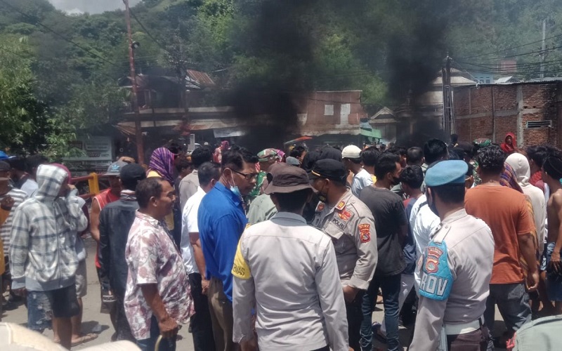 Tak Terima Mobil hingga Barang Dijarah Tetangga Desa, Warga Blokir Jalan