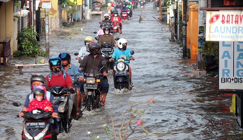 Pengendara Motor Terjebak Banjir di Ruas Jalan Desa Kureksari Sidoarjo - Bagian 2
