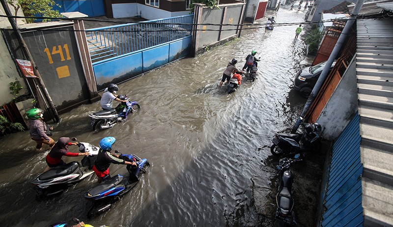 Pengendara Motor Terjebak Banjir di Ruas Jalan Desa Kureksari Sidoarjo - Bagian 1