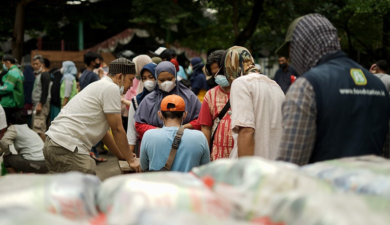 Warga Rela Antre Beli Bahan Pangan Bersubsidi di RPTRA Jakarta - Bagian 3