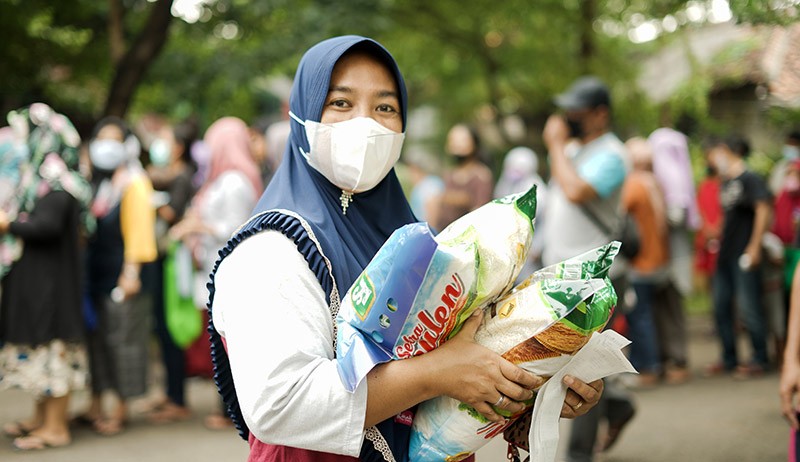 Warga Rela Antre Beli Bahan Pangan Bersubsidi di RPTRA Jakarta - Bagian 1