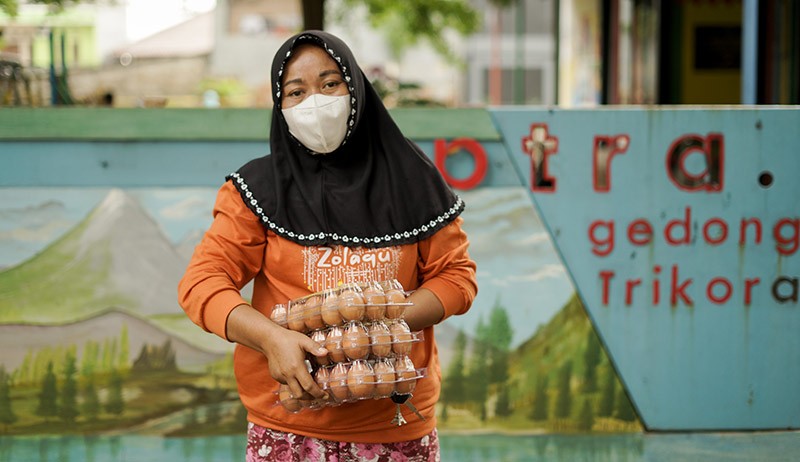 Warga Rela Antre Beli Bahan Pangan Bersubsidi di RPTRA Jakarta - Bagian 2